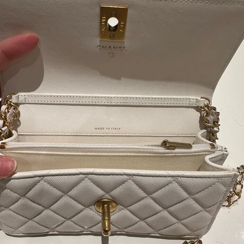 CHANEL White Quilted Clutch with Gold Chain - Picture 5 of 11